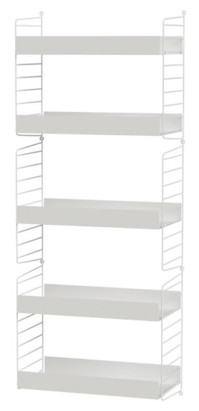 Weißes String Regalsystem mit fünf Regalböden und filigranen, weißen Seitenteilen für die Wandmontage.